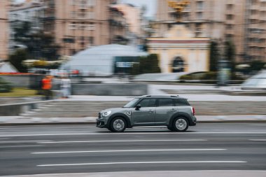 Ukrayna, Kyiv - 2 Haziran 2021: Gri MINI Vatandaş aracı yolda ilerliyor. Yazı