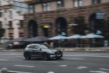 Ukrayna, Kyiv - 2 Haziran 2021: Gri Infiniti QX50 aracı sokakta hareket ediyor. Yazı