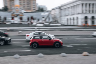 Ukrayna, Kyiv - 2 Haziran 2021: Kırmızı MINI Hatch arabası sokakta hareket ediyor. Yazı