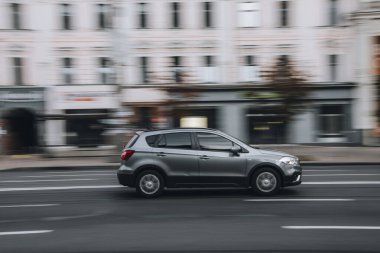 Ukrayna, Kyiv - 2 Haziran 2021: Gümüş Suzuki SX4 arabası sokakta hareket ediyor. Yazı