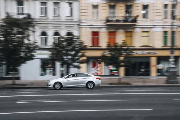 Ukrayna Kyiv Haziran 2021 Beyaz Hyundai Sonata Arabası Yolda Ilerliyor — Stok fotoğraf