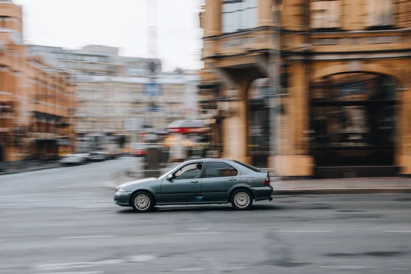 乌克兰 2021年6月2日 灰色奔驰C级轿车在街上行驶 — 图库照片