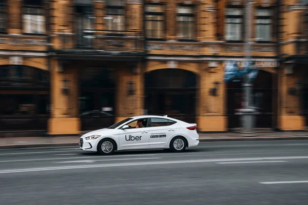 ウクライナ キエフ 6月2021 白現代Elantra車は通りに移動します 編集部 — ストック写真