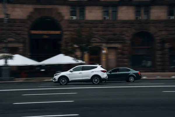 Ukraine Kyiv June 2021 White Hyundai Santa Car Moving Street — Stock Photo, Image