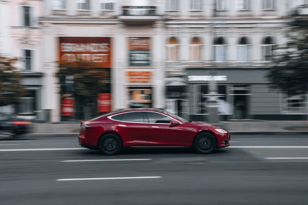 Oekraïne Kiev Juni 2021 Rode Tesla Model Auto Beweegt Straat — Stockfoto