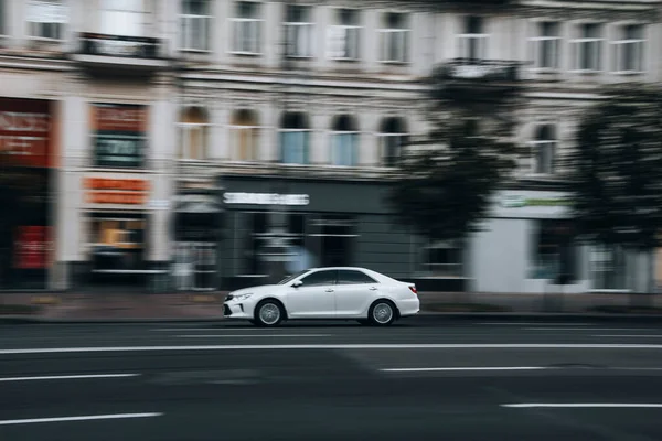 Ουκρανία Κίεβο Ιουνίου 2021 Λευκό Toyota Camry Αυτοκίνητο Κινείται Στο — Φωτογραφία Αρχείου