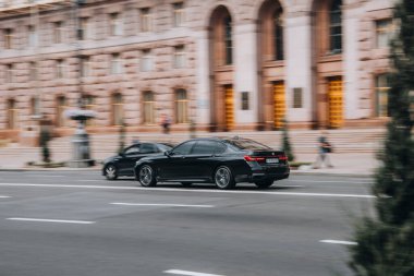 Ukrayna, Kyiv - 2 Haziran 2021: Siyah BMW 7 Serisi arabası sokakta hareket ediyor. Yazı