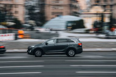 Ukrayna, Kyiv - 2 Haziran 2021: Gri KIA Sorento arabası sokakta hareket ediyor. Yazı