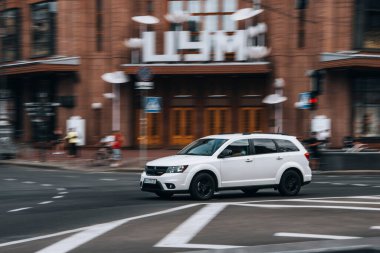 Ukrayna, Kyiv - 2 Haziran 2021: Beyaz Dodge Journey arabası yolda ilerliyor. Yazı
