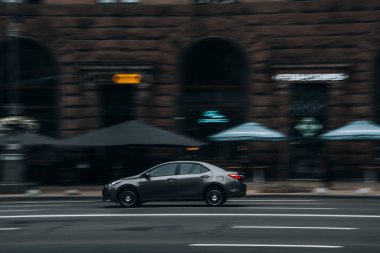 Ukrayna, Kyiv - 2 Haziran 2021: Gümüş Toyota Corolla (Kuzey Amerika) arabası. 