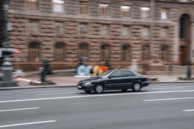 Ukrayna, Kyiv - 2 Haziran 2021: Siyah Opel Astra arabası sokakta hareket ediyor. 