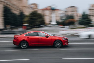 Ukrayna, Kyiv - 2 Haziran 2021: Kırmızı MAZDA 6 aracı yolda ilerliyor. 