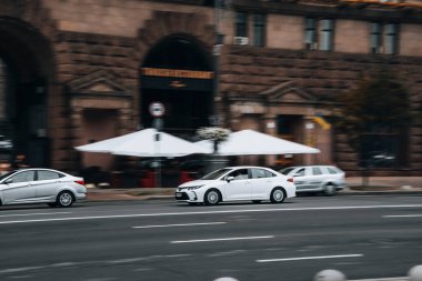 Ukrayna, Kyiv - 2 Haziran 2021: Beyaz Toyota Corolla Altis arabası yolda ilerliyor. 
