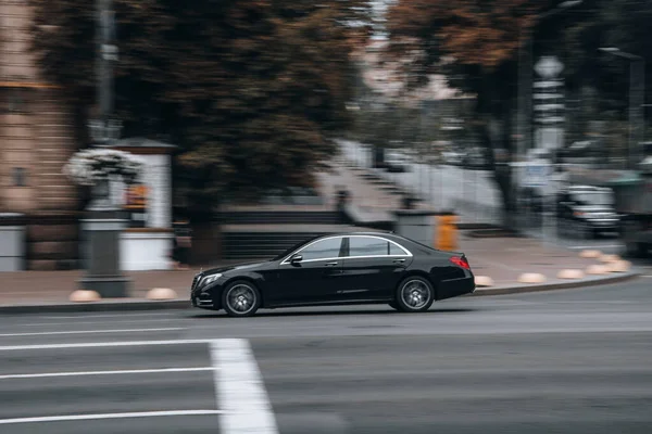 우크라 Kyiv 2021 Black Mercedes Benz Class Car Moving Street — 스톡 사진