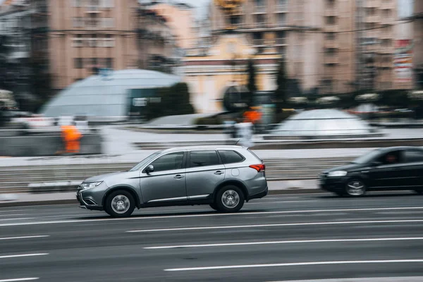 우크라 Kyiv 2021 Silver Mitsubishi Outlander Car Moving Street — 스톡 사진