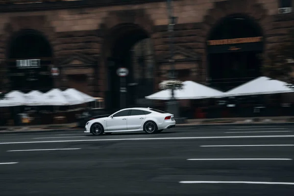 Ukrajna Kijev Június 2021 Fehér Audi Autó Mozog Utcán — Stock Fotó