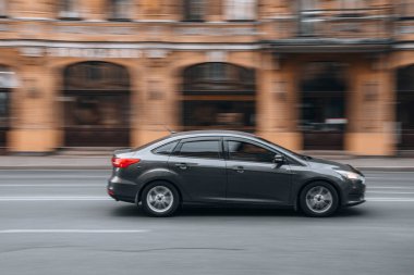 Ukrayna, Kyiv - 2 Haziran 2021: Gri Ford Focus arabası sokakta hareket ediyor. 