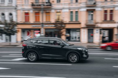 Ukrayna, Kyiv - 2 Haziran 2021: Siyah Hyundai Tucson arabası yolda ilerliyor. 