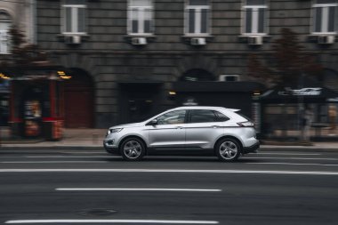 Ukrayna, Kyiv - 2 Haziran 2021: Caddede hareket eden gümüş Ford Edge arabası. 