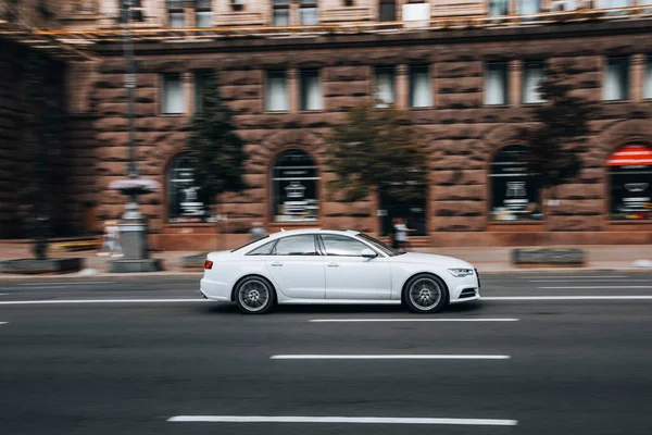 Ukrajina Kyjev Června 2021 Bílý Audi Vůz Pohybu Ulici — Stock fotografie