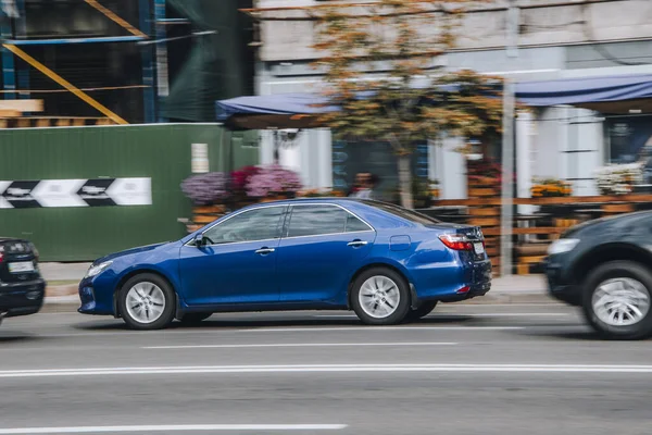 Ukrajina Kyjev Června 2021 Modrá Toyota Camry Auto Pohybující Ulici — Stock fotografie