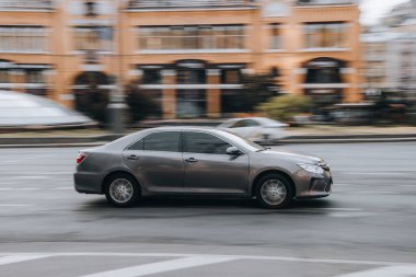 Ukrayna, Kyiv - 2 Haziran 2021: Sokakta yürüyen gümüş renkli Toyota Camry arabası. 