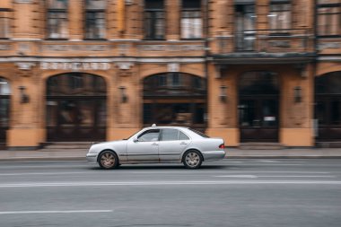 Ukrayna, Kyiv - 2 Haziran 2021: Gümüş Mercedes-Benz E-sınıfı araba yolda ilerliyor. 