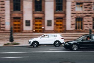 Ukrayna, Kyiv - 2 Haziran 2021: Beyaz KIA Spor arabası sokakta hareket ediyor. 