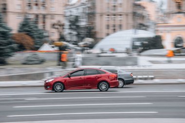Ukrayna, Kyiv - 2 Haziran 2021: Kırmızı Ford Focus aracı sokakta hareket ediyor. 