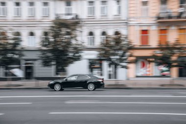Ukrayna, Kyiv - 2 Haziran 2021: Siyah Toyota Camry arabası sokakta hareket ediyor. 
