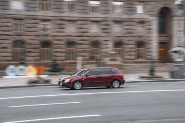 Ukrayna, Kyiv - 2 Haziran 2021: Kırmızı KIA Cerato arabası yolda ilerliyor. 