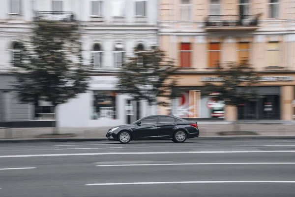 Ucrânia Kiev Junho 2021 Black Hyundai Sonata Carro Movimento Rua — Fotografia de Stock