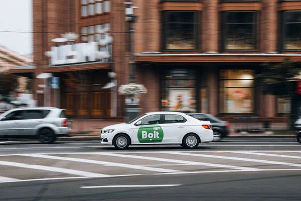 乌克兰基辅 2021年6月2日 白色出租车Bolt车在街上行驶 — 图库照片