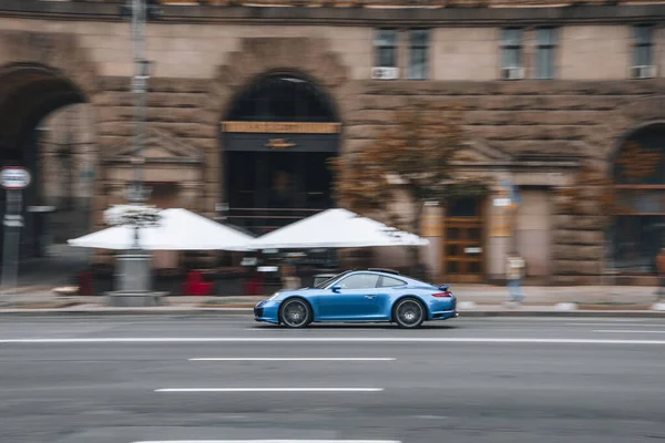 Украина Киев Июня 2021 Автомобиль Blue Porsche 911 Движется Улице — стоковое фото