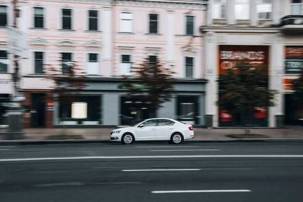 우크라 Kyiv 2021 White Skoda Octavia Car Moving Street — 스톡 사진