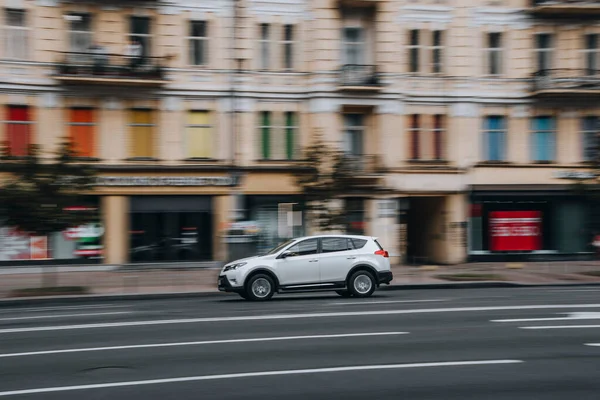 乌克兰 2021年6月2日 白色丰田Rav 4型汽车在街上行驶 — 图库照片