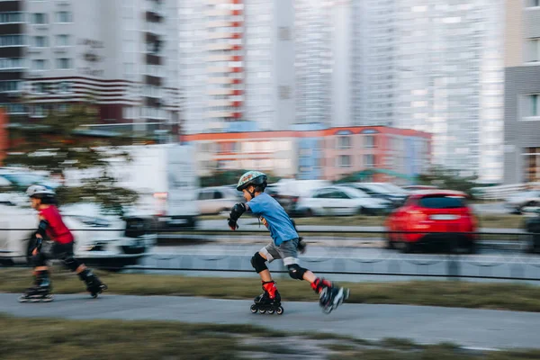 Україна Київ Червня 2021 Навчання Хлопчиків Бігових Ковзанів Rollerblade Inline — стокове фото