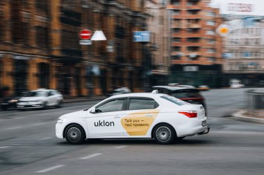 Ukrayna, Kyiv - 2 Haziran 2021: Beyaz Citroen C-Elysee aracı yolda ilerliyor. Yazı