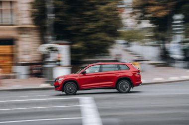Ukrayna, Kyiv - 2 Haziran 2021: Kırmızı Skoda Kodiaq arabası yolda ilerliyor. Yazı