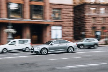 Ukrayna, Kyiv - 2 Haziran 2021: Silver Audi A6 aracı yolda ilerliyor. Yazı