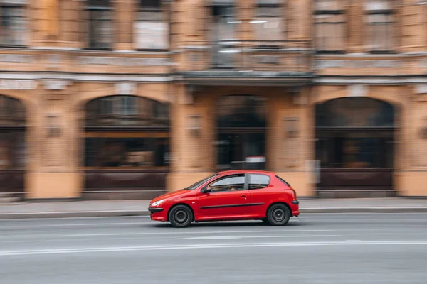 Украина Киев Июня 2021 Автомобиль Red Peugeot 206 Движется Улице — стоковое фото