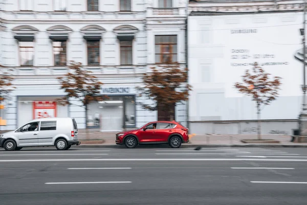 Ουκρανία Κίεβο Ιουνίου 2021 Κόκκινο Mazda Αυτοκίνητο Κινείται Στο Δρόμο — Φωτογραφία Αρχείου