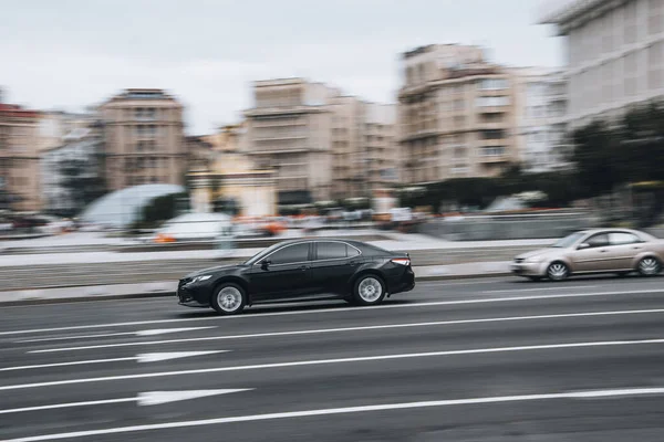 우크라 Kyiv 2021 Black Toyota Camry Hybrid Car Moving Street — 스톡 사진