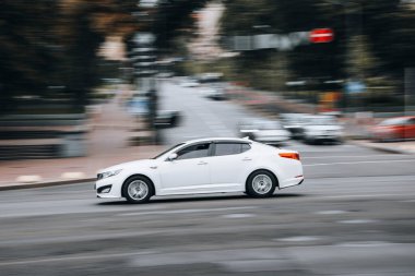 Ukrayna, Kyiv - 2 Haziran 2021: Beyaz KIA Optima arabası sokakta hareket ediyor. Yazı