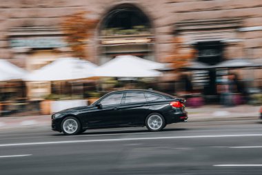 Ukrayna, Kyiv - 2 Haziran 2021: Siyah BMW 3 serisi araba yolda ilerliyor. Yazı