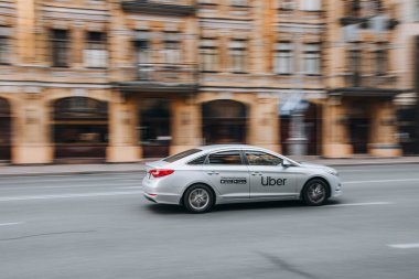 Ukrayna, Kyiv - 2 Haziran 2021: Silver Hyundai Sonata arabası yolda ilerliyor. Yazı