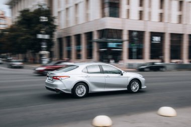 Ukrayna, Kyiv - 2 Haziran 2021: Sokakta yürüyen gümüş renkli Toyota Camry arabası. Yazı
