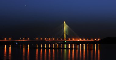güzel ışıklı Pivdennyi köprüden Dnipro Nehri'nin gece, Kiev, Ukrayna