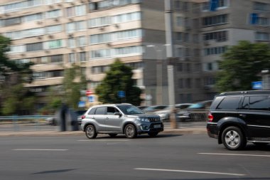 Ukrayna, Kyiv - 16 Temmuz 2021: Gümüş Suzuki Vitara arabası sokakta hareket ediyor. Yazı