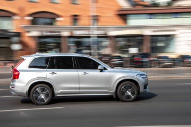 Ukrayna, Kyiv - 16 Temmuz 2021: Gümüş Volvo XC90 aracı sokakta hareket ediyor. Yazı
